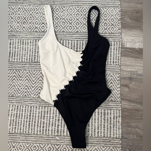 L SPACE SOLSTICE ONE PIECE SWIMSUIT - Picture 2 of 9